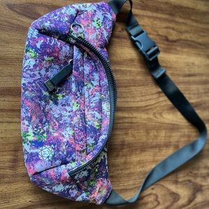 Lululemon seawheeze belt bag, used twice, in new condition.